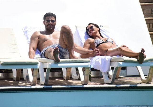 Manken Ebru Şallı iş adamı Uğur Akkuş ile geçen yaz Bodrum'da el ele, samimi bir şekilde görüntülenmişti.