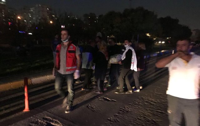 AA'nın haberine göre, Diyarbakır'ın Bağlar ilçesi Şanlıurfa karayolu üzerindeki Gazi Yaşargil Kadın Doğum ve Çocukları Hastanesi'nin 4. katında henüz belirlenemeyen nedenle çıkan yangın dolayısıyla binanın bazı bölümleri duman altında kaldı.