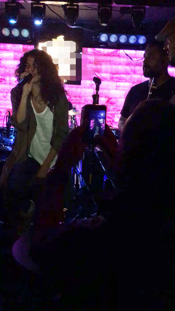 Cadde'de yer alan habere göre, çalan şarkılarla birbirlerine ilan-ı aşk eden ikili gece boyunca el ele göz gözeydi. 