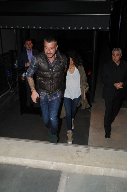 Mekandan birlikte çıkan çift, "Biz gayet mutluyuz" diyerek evlerinin yolunu tuttu.