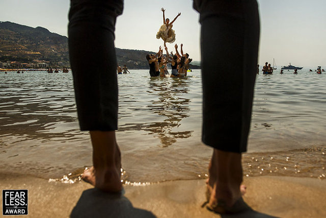 Bu kutlamalarda saatlerce uğraşılan fotoğrafların aksine spontane şekilde yakalanan kareler, bu özel günlerin insanlar için ne kadar önemli ve duygusal olabileceğini gösteriyor.