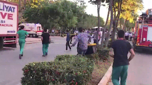 Mersin'de polis servis aracına bombalı saldırı düzenlendi. Saldırıda 17 kişi yaralandı. Olay yerine çok sayıda ekip sevk edildi. İşte olay yerinden gelen kareler...