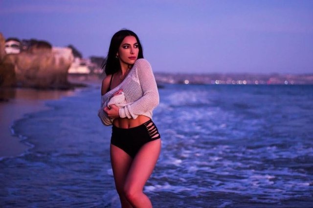 Yapımcı Brian Kennedy'ye Youtube için çektiği video performanslarını gönderen genç kadın, böylece Paramount Stüdyoları'yla çalışma şansı yakaladı. 