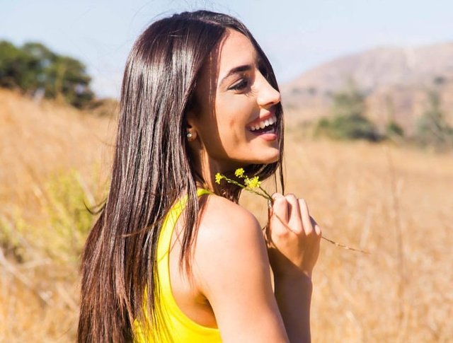 Körfez Savaşı'nın ardından 1991 yılında Irak'ın kuzeyinde bulunan evleri yıkılan Vivian Nouri, ailesinin Suriye'de sığındığı bir mülteci kampında 1993 yılında dünyaya geldi.