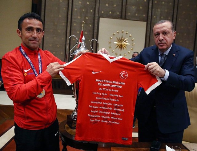 Milli Takım kaptanı Osman Çakmak, Cumhurbaşkanı Erdoğan ile sohbetinde, takım halinde verdikleri sözü yerine getirdiklerini söyledi.