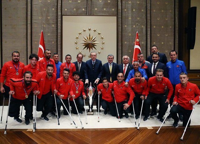 Cumhurbaşkanı Recep Tayyip Erdoğan, Avrupa Şampiyonu olan Ampute Futbol A Milli Takımı ile Tekerlekli Sandalye Basketbol A Milli Takımı'nı kabul etti.