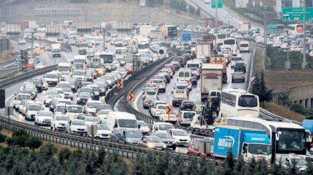 Köprüde kaza varmıştı. İnsanlar konuşuyorlardı küfürler ederek boş boş.