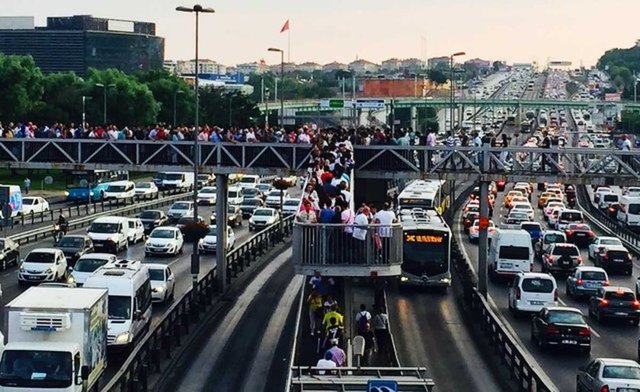 Hani seversin ama yürütemezsin ya ilişkiyi... Yol öyle şu an.