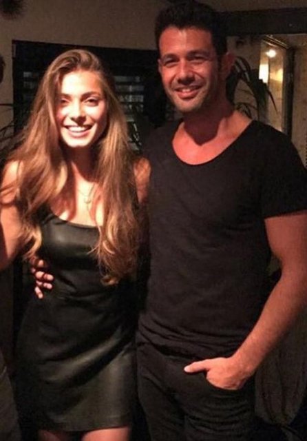 1993 yılında İstanbul'da doğan İlay Erkök İstanbul Üniversitesi Devlet Konservatuarı Tiyatro Bölümü'nden mezun oldu.