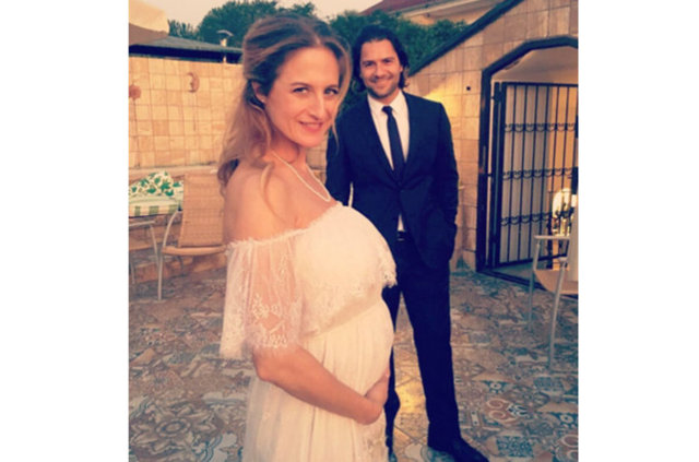 Ergüder evlendiğini ve hamile olduğunu sosyal medya hesabından, "Biz evlendik ve heyecanla bekliyoruz" notuyla paylaştığı fotoğrafla müjdeledi.  