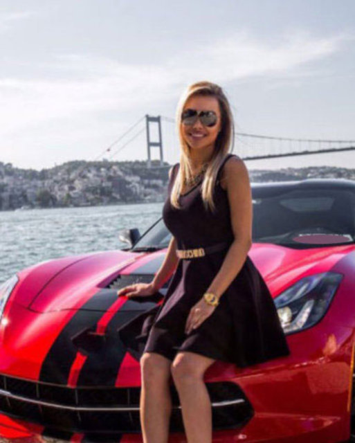 Lüks yaşamlarıyla dikkat çeken Türk gençlerine ilişkin "Bu Türk gençleri için her gün tatil gibi" ifadesi kullanıldı.