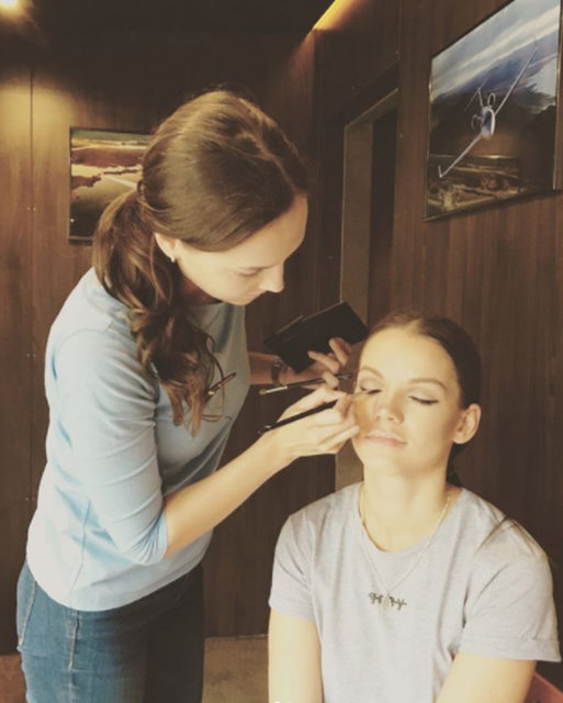 Şirket, işi biraz daha abartarak kuaför ve makyaj hizmeti de veriyor. Ancak bunların hepsi ekstra ücrete giriyor. -   -  