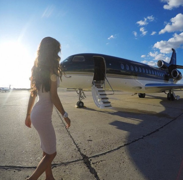 Moskova'da bulunan bir şirket, özel jet alacak kadar maddi durumu olmayanlar için özel jetlerde fotoğraf çekimi hazırlıyor.