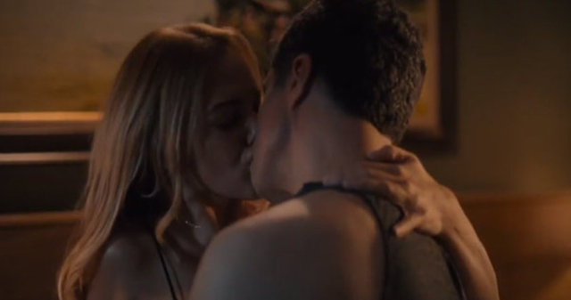 Başrollerinde Meryem Uzerli, Özcan Deniz ve Aslı Enver'in yer aldığı 'Öteki Taraf' filmindeki öpüşme sahnesi dikkati çekti.