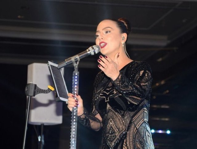 Gündeş şöhret olduğu yıllarda babasının öldüğünü söyleyerek basından gizledi. Baba Gündeş yıllar sonra ortaya çıktı. 