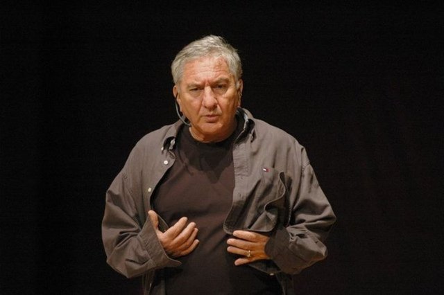 İzmir için büyük bir tiyatro planı ayarlayan ünlü oyuncu,nun herkesten borç alarak kurmaya çalıştığı bu tiyatro Kıbrıs Barış Harekatı nedeniyle iptal edildi.  -  