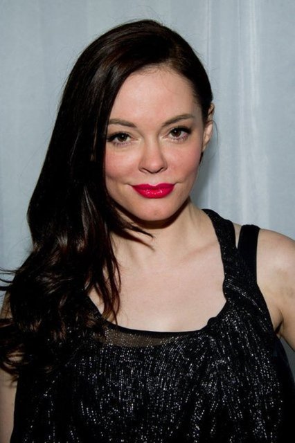 En çok yüzü yara aldı bu kazadan. Kazadan kalan izleri düzeltmek için defalarca estetik operasyon geçirdi. Ancak yüzü bir daha asla eskisi gibi olmadı. -  