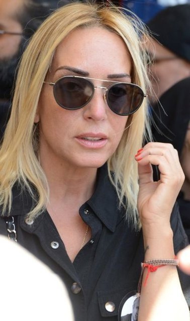 SABA TÜMER - Saba Tümer ekranlarda yaptığı programların başarısı kadar eşsiz kahkahasıyla da tanınıyor. Ama onun hayatı da dışarıdan göründüğü gibi değil... Onun da büyük bir trajedisi var.