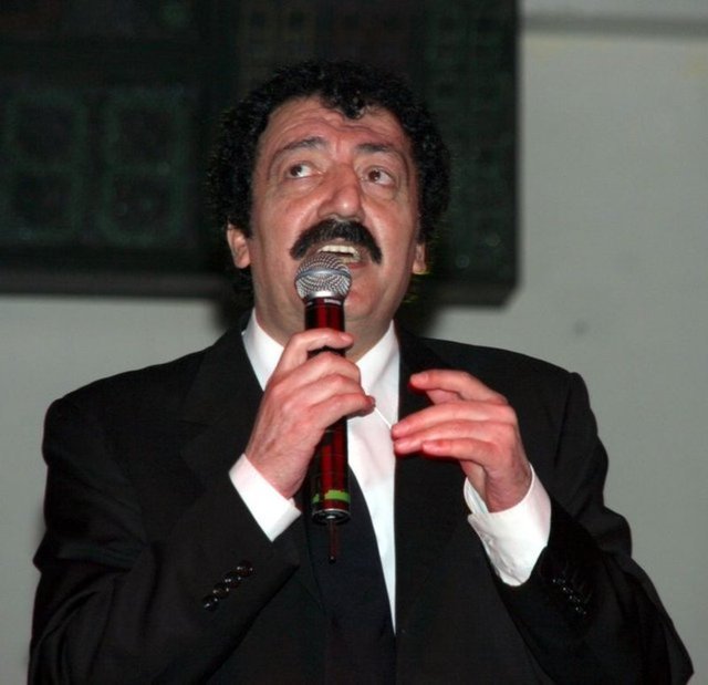 MÜSLÜM GÜRSES - Müslüm Gürses, şarkılarındaki gibi ''hüzünlü'', ''acı'', ''ızdırap'', ''kader'' denilebilecek olaylarla dolu bir yaşam geçirdi. Duayen sanatçı, kariyer basamaklarını çıkarken, annesi Emine Akbaş ile kardeşi Ahmet Akbaş'ı toprağa verdi. -  