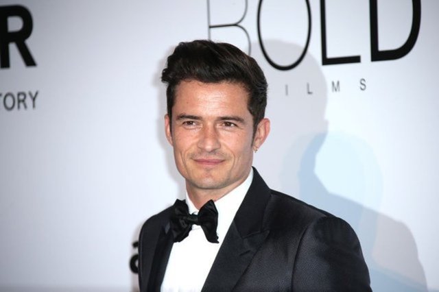 Harry Bloom 4 yaşındayken vefat etti. Bloom'un aile dostları Colin Stone, ise bu vefatın ardından Orlando'nun yasal velisi oldu.  -  