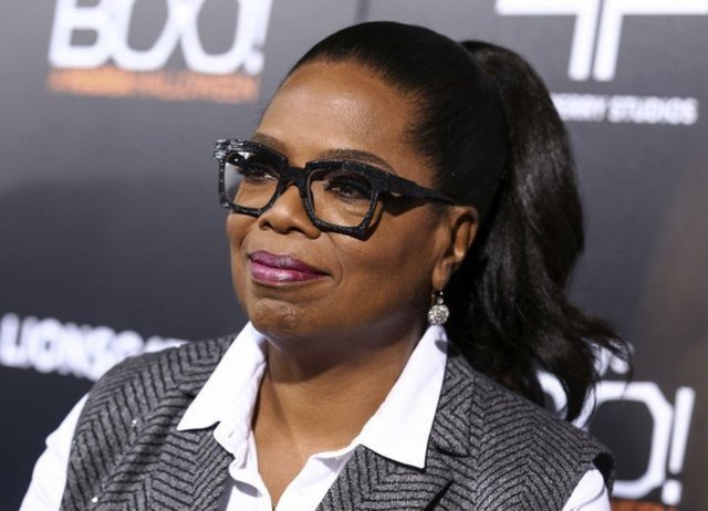 OPRAH WINFREY - Oprah Winfrey, Mississipi'nin kırsal kesiminde çok yoksul bir ailenin kızı olarak dünyaya geldi. Onu büyükannesi büyüttü. Winfrey, büyüme sürecinde büyükannesinden şiddet gördü.
