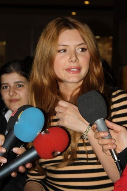 AYSUN KAYACI - Kayacı, küçük yaşlarda babasından şiddet gördüğünü de ileri sürmüştü. Kayacı, "O adam alkolik ve ağır şizofren hastası. Kan bağı yüzünden onun gibi delirmekten çok korkuyorum." demişti.