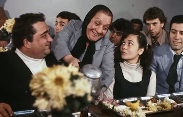 Ahmet Amerika'ya gitti, ameliyatı da başarılı bir şekilde gerçekleşti. Ama bir gün komaya girdi ve bir daha uyanamadı. Tarih 16 Haziran 1966'yı gösteriyordu, tam da annesinin doğum gününden bir gün öncesini… -  