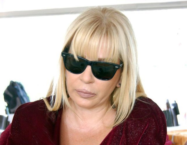 1996 yılında ''Yılın Şarkısı'' ödülünü almadan birkaç gün önce annesini kaybeden Zerrin Özer bu haberle birlikte adeta yıkıldı. -  