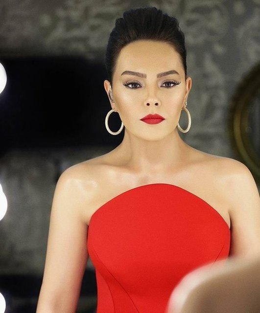 EBRU GÜNDEŞ - Gündeş'in alkolik babası, o daha 4 yaşındayken evi terk etti. 