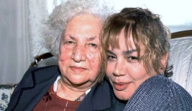 Kariyerinin başlarında katıldığı Altın Ses yarışmasında altıncı oldu. İlk plağı tutmadı. 