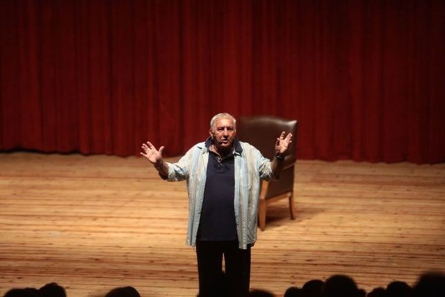 Kendisi bu olay yaşanırken bir otelde rehin kaldı. -  