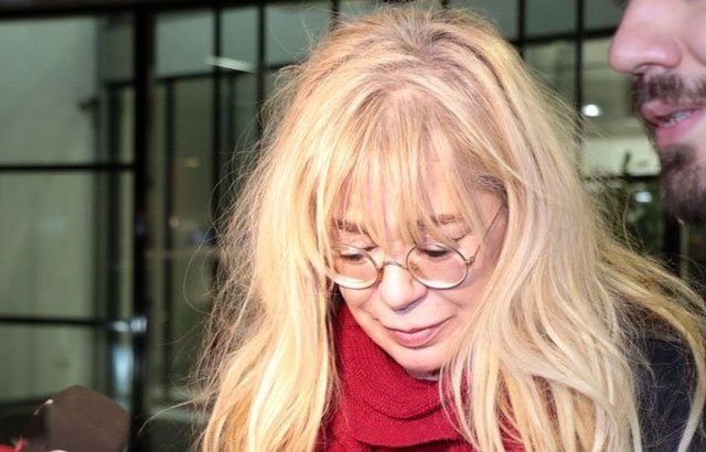 Kötü bir çocukluk geçiren Zerrin Özer'in anne ve babasının ayrı olması onu çok etkiledi.