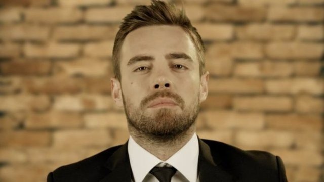 Posta'nın haberine göre, Murat Dalkılıç'ın önce 'Soktuğu Duruma Bak' klibinde oynattığı Rus model Katerina Kos ile aşk yaşadığı konuşuldu. Ardından İdil Fırat ile bir gece kulübünde eğlendiği ve yakınlaşmaya başladığı iddia edildi.