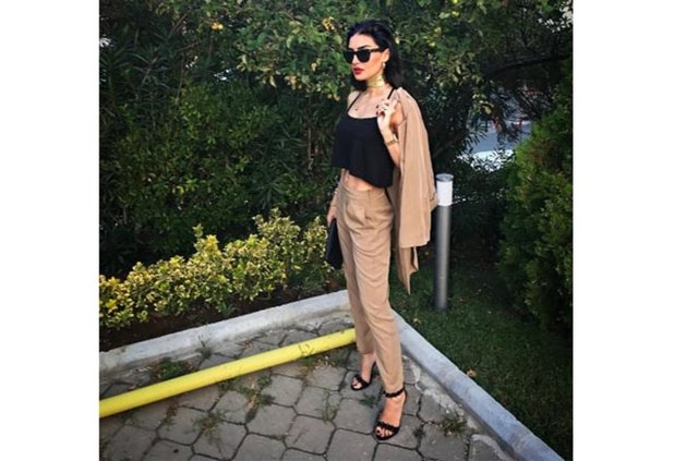 İddialara göre, İdil Fırat, Levent'teki bir gece kulübünde sahne alan Murat Dalkılıç'ı izledi, ikili daha sonra Emirgan'daki bir gece kulübünde eğlendi.