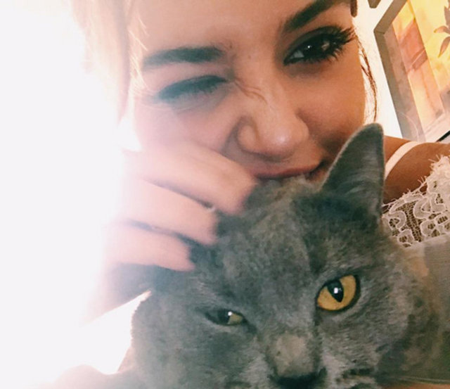 Aşkın firmaya zarar vermemesi ve reklamların önüne geçmemesi için önlem alan markanın yöneticileri, Erçel'in bu kuralı ihlal etmesi durumunda 250 bin TL'lik tazminat ödemesini şart koştu.