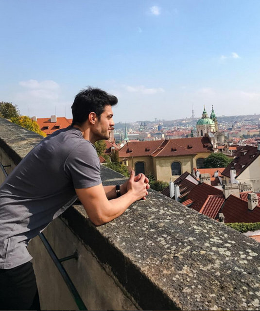 ZAMANI GELİNCE GÖRÜRSÜNErçel, Dinçerler aşkıyla ilgili soruları yalnızca "Güzel giden bir ilişkim var. Zamanı gelince bizi göreceksiniz" diyerek geçiştirmişti.