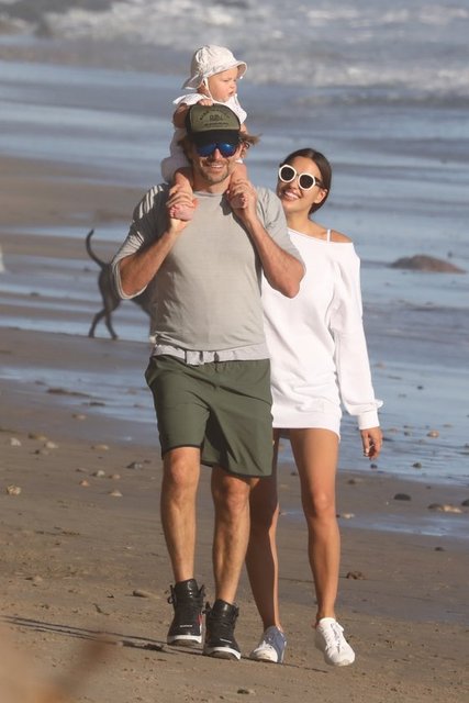 Irina Shayk ile Bradley Cooper, o anlarda mutlulukla gülümseyerek kızlarını seyretti.