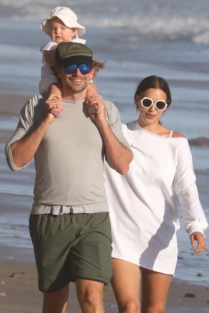 Bir süredir nişanlı olan top model Irina Shayk ile oyuncu Bradley Cooper, minik kızları Lea De Seine ile birlikte Malibu'da görüntülendi.
