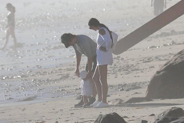 Kızını bir süre omuzunda taşıyan Bradley Cooper, sonra onu kumların üzerine bıraktı ve ellerinden tutarak yürümesine yardımcı oldu.