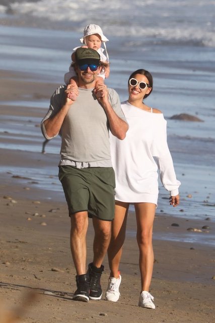 - Mutlulukları her hallerinden belli olan çift o gün bir de büyük bir sürprizle karşılaştı. Minik Lea, babasının da yardımıyla ilk adımlarını attı.