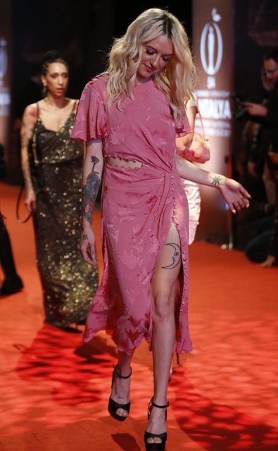 Antalya'da bu yıl 54'üncüsü düzenlenen Uluslararası Film Festivali'nin kapanış töreni öncesi kırmızı halıda yürüyen kadın sanatçılar, birbirinden şık kıyafetlerle gazetecilere poz verdi