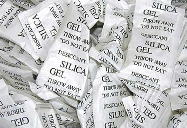 SİLİKA JEL PAKETLERİNİN PEK BİLİNMEYEN KULLANIM ALANLARISilika jelleri isim olarak duymamış olabilirsiniz ancak günlük hayatımızda karşılaştığımız ürünlerden bir tanesi. Silika jeller, paket halinde satılan eşyalarda veya ayakkabı kutularının içerisinde bulunur. Bu ürünleri genellikle önemsemeyip atarız ancak birazdan vereceğimiz bilgilerden sonra Silika jelleri asla atmayacaksınız.