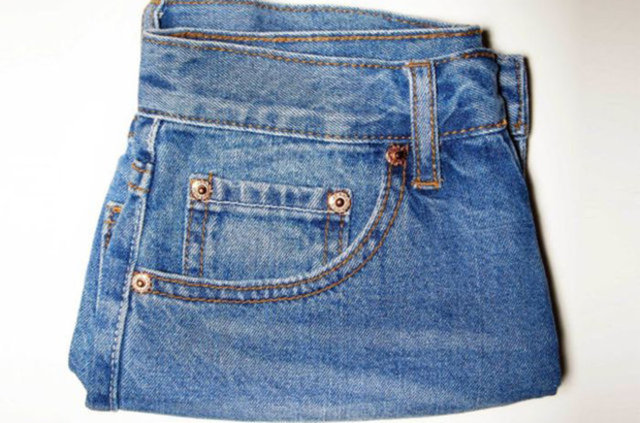 KOT PANTOLONLARDAKİ CEPKot pantolonlardaki bu küçük cepler, 1800'lerde kullanılan zincirli cep saatlerini koymak için tasarlanmış.