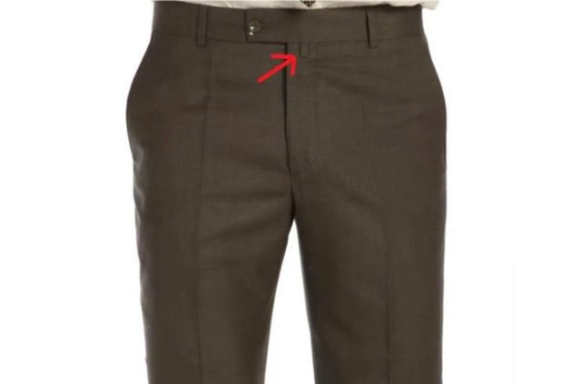KUMAŞ PANTOLONLARIN DÜĞME KISMINDAKİ KÜÇÜK HALKA - Kumaş pantolonların düğme kısmındaki küçük halkanın süs olduğunu düşünüyorsanız yanılıyorsunuz.
