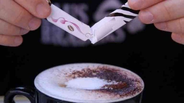 Bu şekilde paketin içindeki bütün şeker paketi sallamayı gerektirmeden bardağa kolayca dökülüyor.