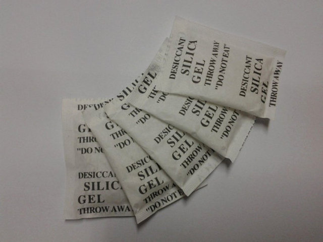 Paketlerin içerisinde gördüğünüz ürünler genellikle şeffaf renkte bulunurlar. Islandıklarında ise maviye veya çeşitli renk değişimlerine uğrayabilirler. Bu ürünler toksit madde içermez. Paketin üzerini de dikkatlice okuyup incelediğinizde zararlı madde içermediğini görebilirsiniz.