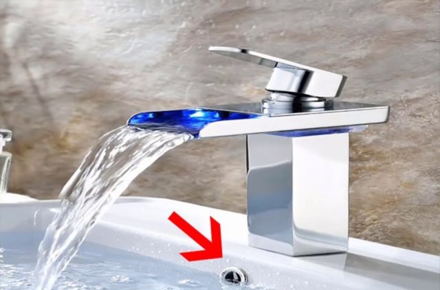 Lavaboyu suyla doldurmak için tıkaç kullanarak lavabo giderini tıkadığımızda da o delik taşma seviyesini bize gösterir. O deliğe gelince musluğu kapatmazsak su dışarıya taşmaz oradan tahliye olur.