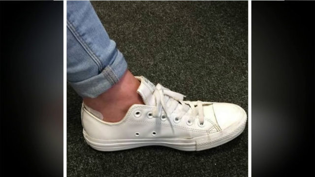 CONVERSE AYAKKABILARINDAKİ DELİKLERAnlamsız gibi görünen converse model ayakkabılardaki deliklerin amacı, ayak içini havalandırmak.