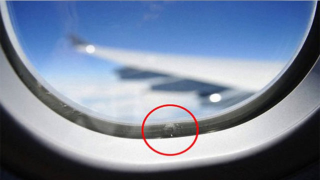 UÇAK CAMLARINDAKİ DELİKLERUçak camlarındaki küçük deliklerin iki nedeni vardır.