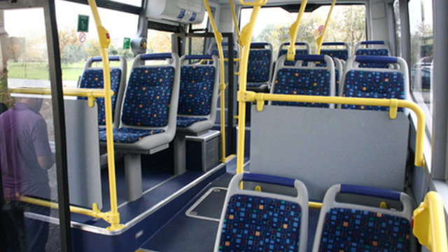 TOPLU TAŞIMA ARAÇLARINDAKİ KARIŞIK DESENLİ RENKTEKİ KOLTUKLAROtobüslerde karışık desenli ve koyu renkte koltukların bulunması tozun ve kirin gizlenmesine yardımcı olur.